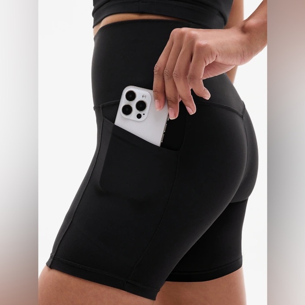 Athleta Salutation Stash HR 7” inseam shorts